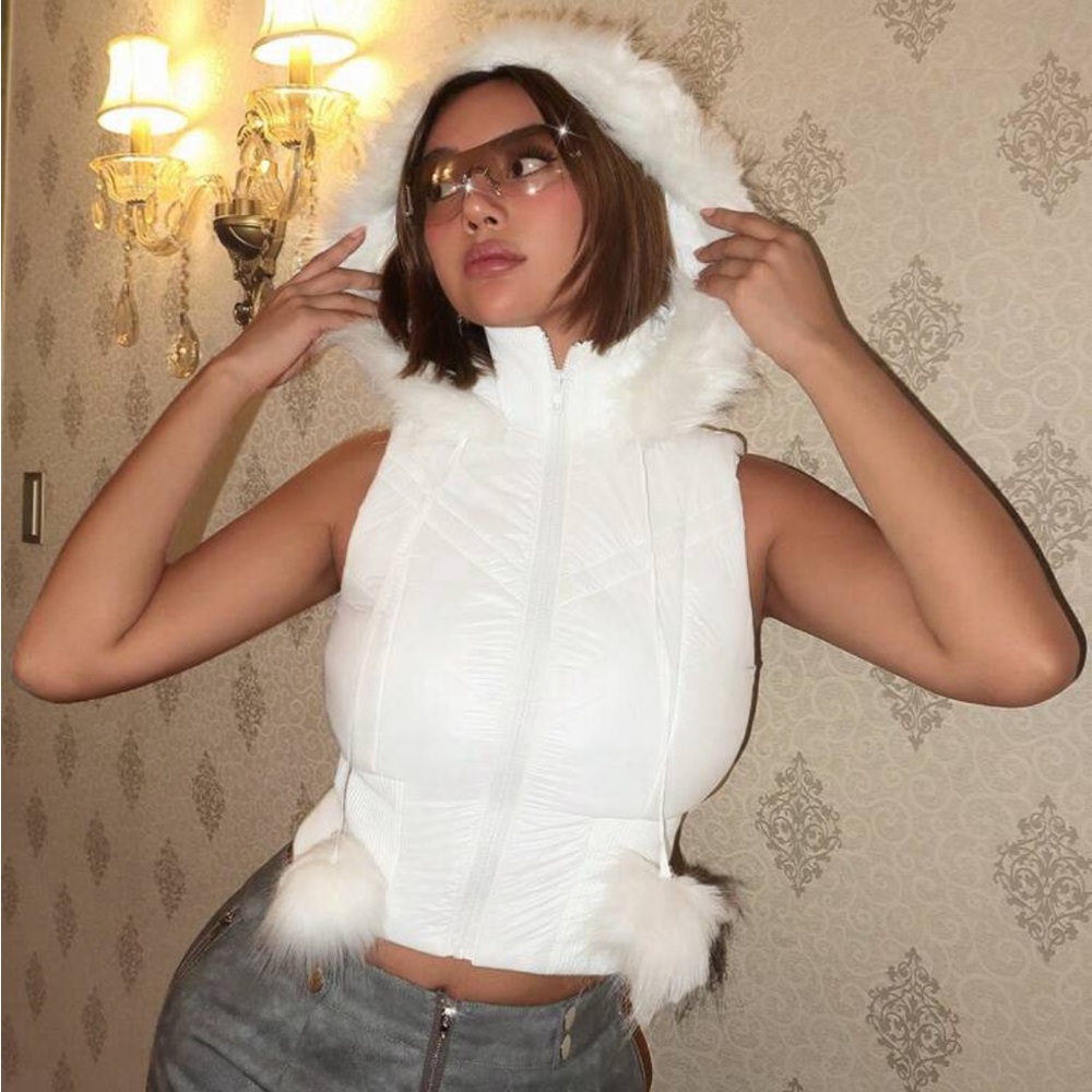 Iconic crop hooded vest 🤍